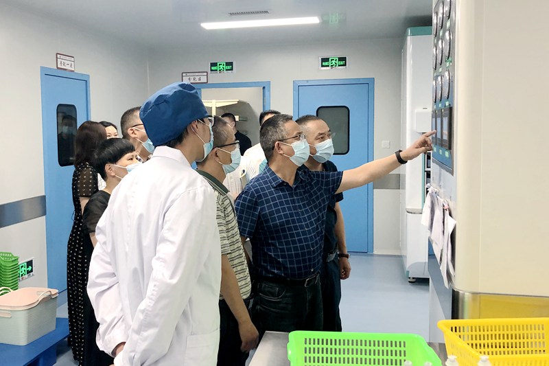 360环球在线注册对药剂科、临床药学室开展行政查房