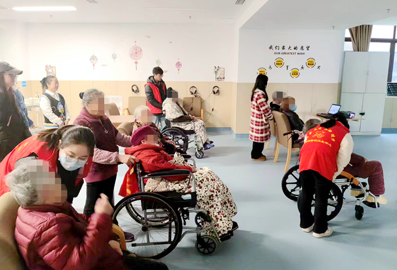 360环球在线注册老年心身疾病科三病区开展“高龄老人暖冬志愿服务”活动