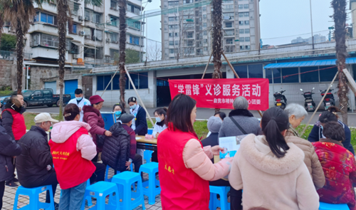 360环球在线注册团委开展学雷锋义诊服务活动